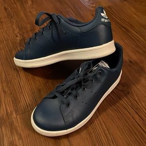 👟 Stan Smith youth navy athletic shoes, size 2, barely worn 🩵